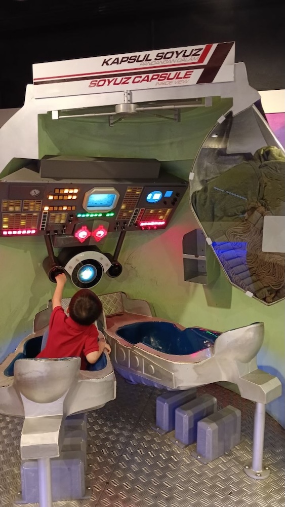 soyuz-capsule-planetarium-negara